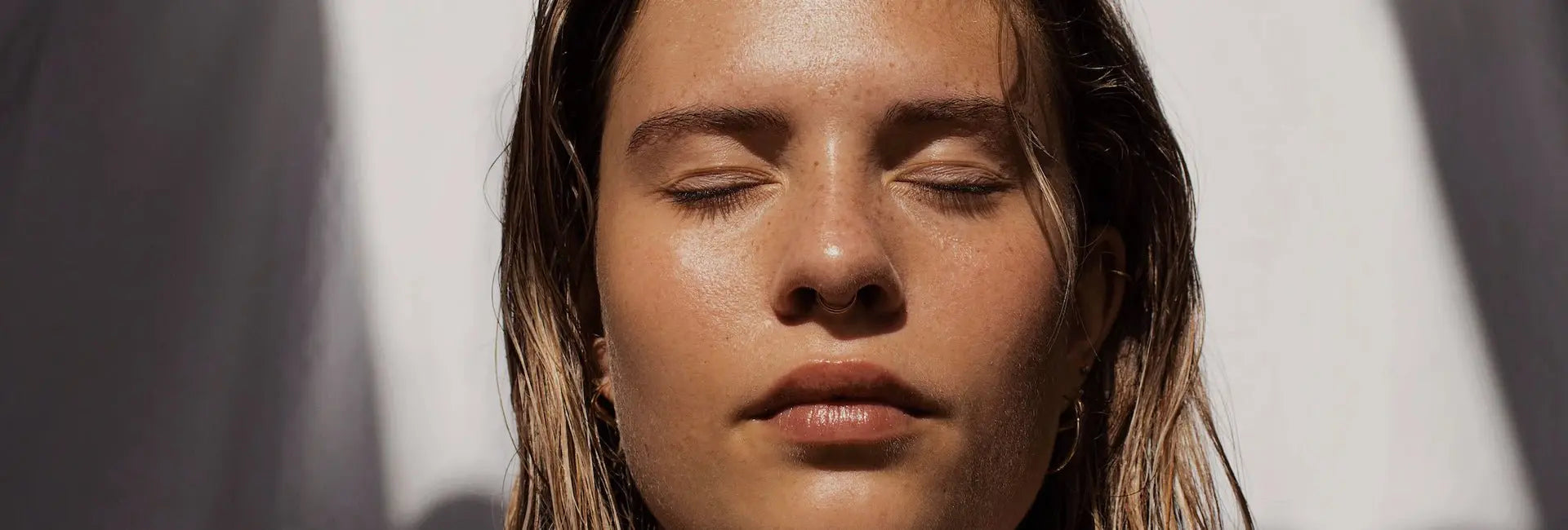 ¿Qué causa la piel grasa?